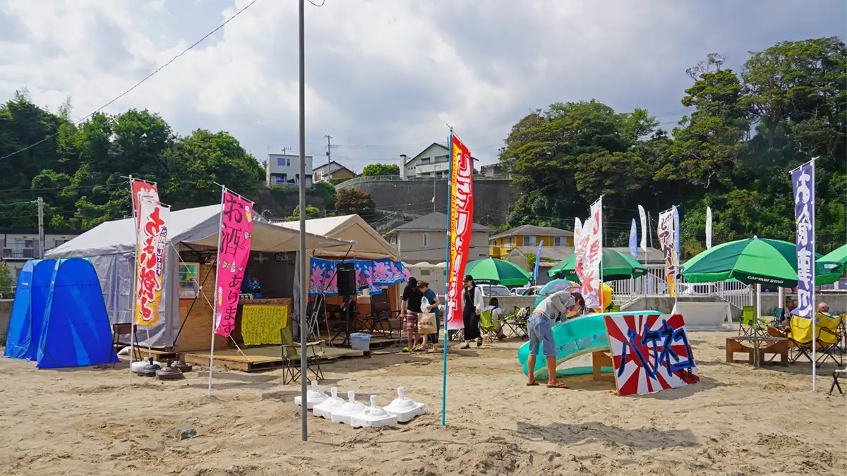 会瀬海水浴場の海の家の景観写真