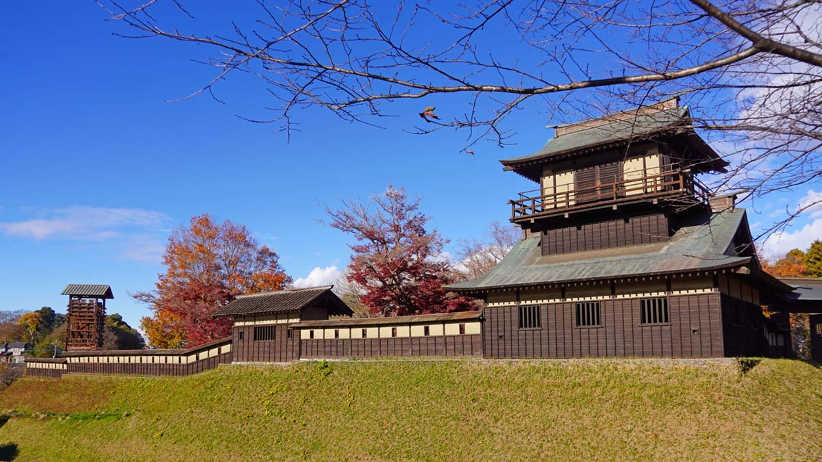 坂東市の逆井城址公園の入口櫓とモミジの紅葉景観写真