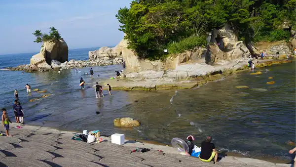 満潮時の高戸小浜海岸の景観写真