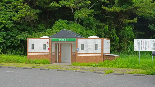 長浜海岸の公衆トイレの景観写真