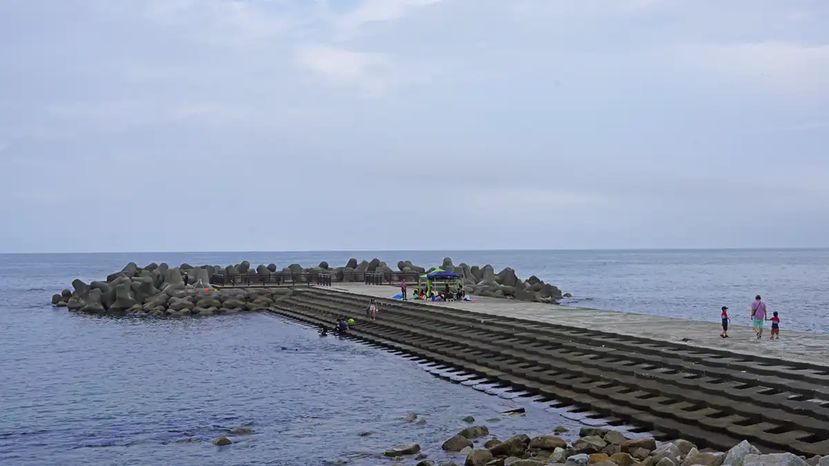 長浜海岸のヘッドランドの通路北側の景観写真