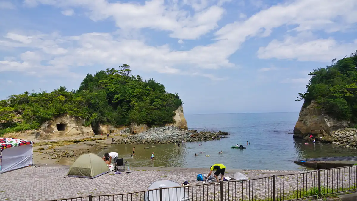 高戸小浜海岸の奥の駐車場からの南側の景観写真