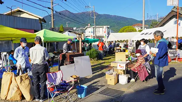 田井地域イベント会場の射的、焼き芋、工芸品の販売の写真