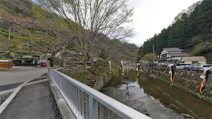 大子町の滝川のこいのぼり景観写真