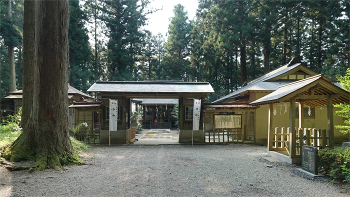 諏訪神社の随伸門と境内の景観写真