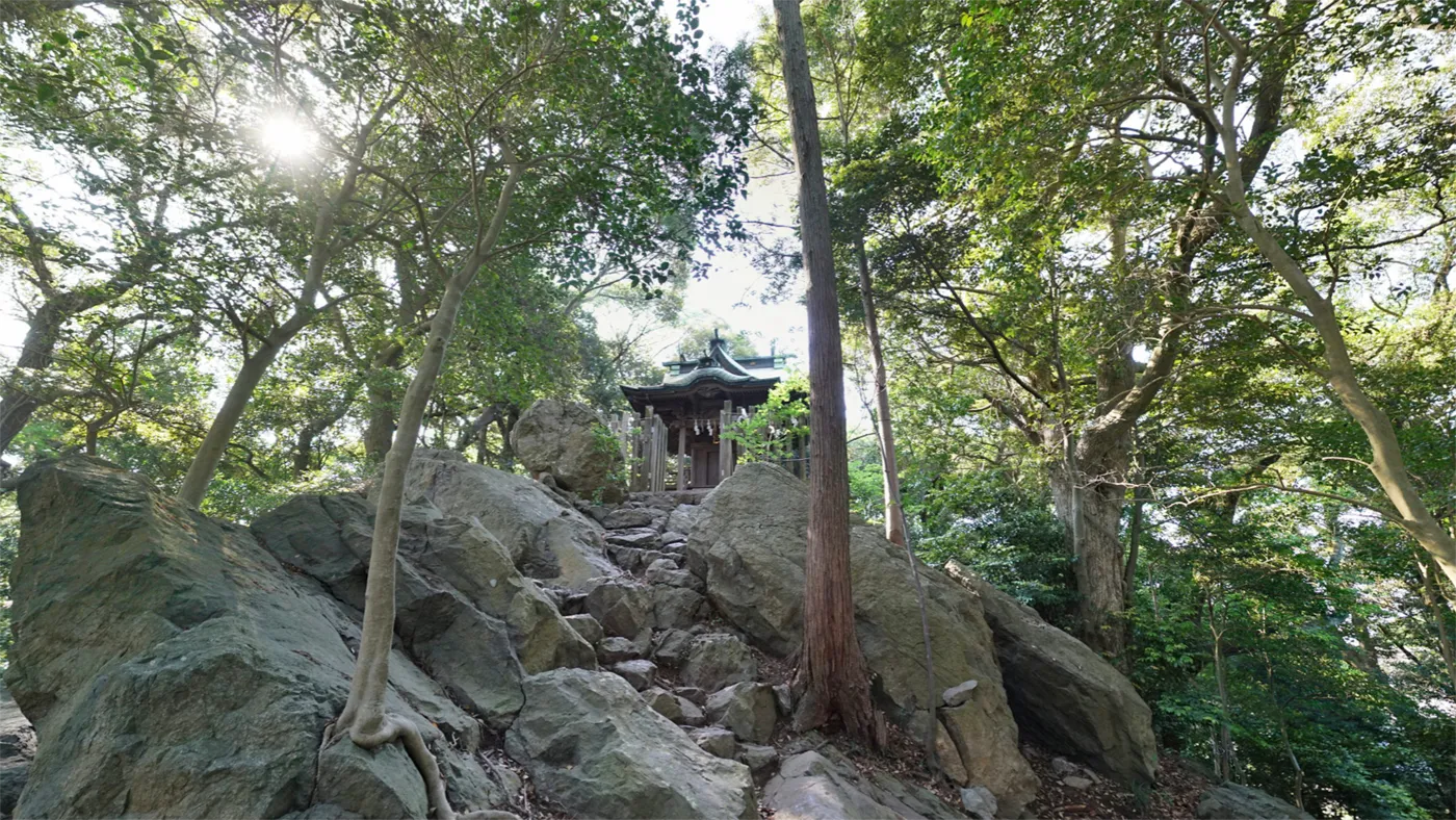 日立市の大甕神社の岩山上にある本殿の景観写真とVRツアーへのリンク