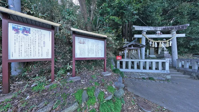 日立市の諏訪神社下社の鳥居と指定文化財の説明板の景観写真とVRツアーへのリンク