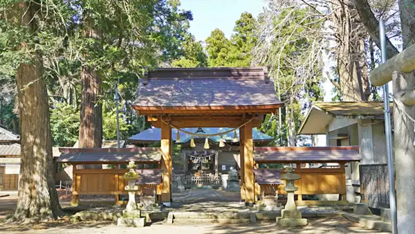 常陸大宮市の甲神社の山門の景観写真