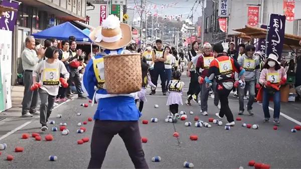 秋祭り時の商店街イベントの景観