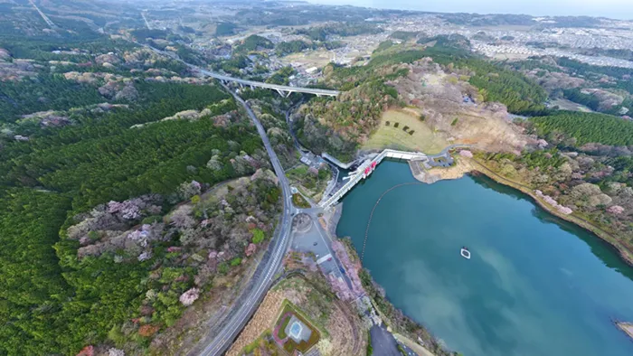 日立市の十王ダムの空中からの景観写真