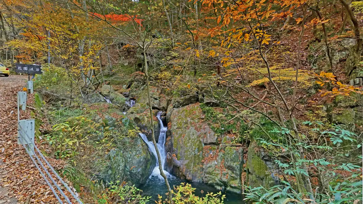 北茨城市の花園渓谷の与四郎の滝の紅葉景観スポット