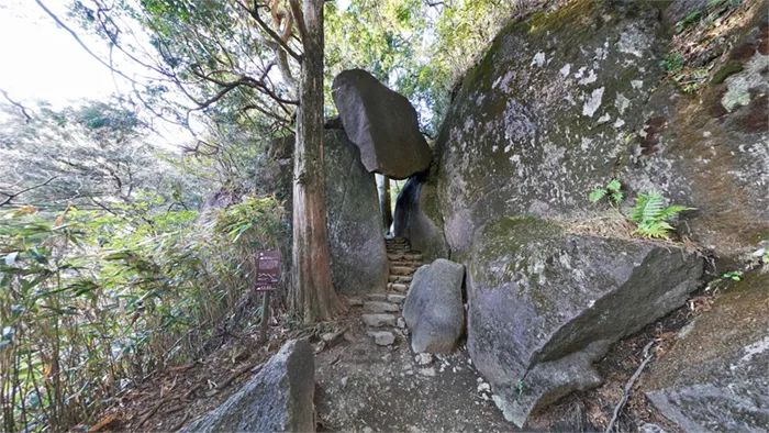 筑波山の奇岩・弁慶七戻りの景観写真