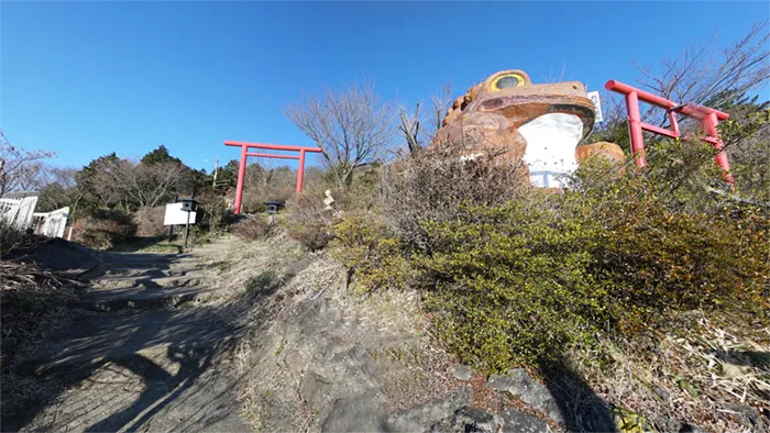 筑波山のガマ洞窟・ガマランドのガマ大明神の景観写真