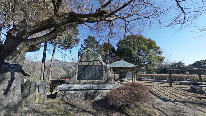 筑波山の石岡市万葉の森八郷の歌碑と東屋の景観写真