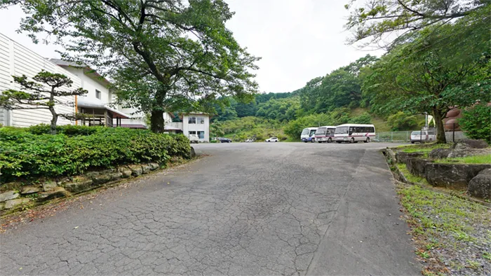 筑波山の国民宿舎つくばね（令和二年閉業）の宿泊施設と駐車場の景観写真