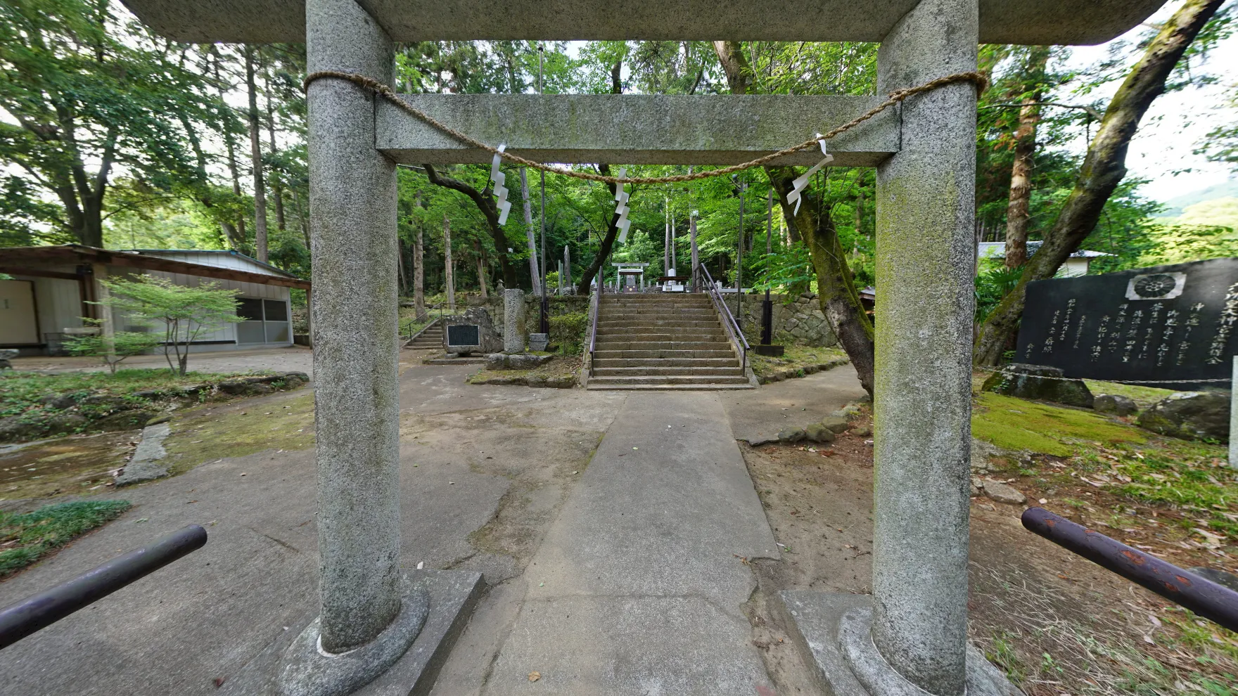筑波山の六所皇大神宮霊跡地の鳥居の景観写真
