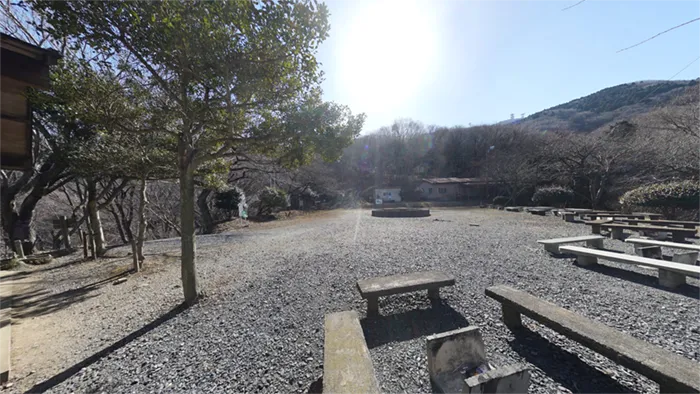 筑波山の筑波高原キャンプ場のファイヤーサークルの景観写真