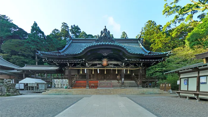 筑波山神社の拝殿前の景観写真