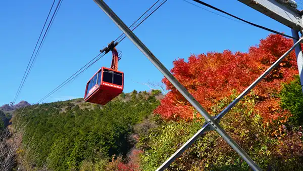 筑波山ロープウェイと紅葉の景観写真