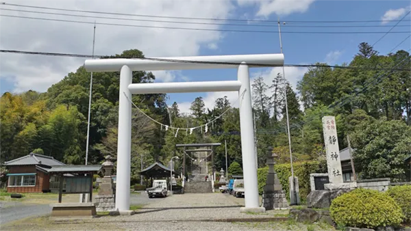 静神社の鳥居の景観写真