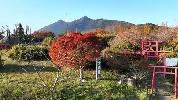 子授け地蔵からの筑波山の紅葉景観写真
