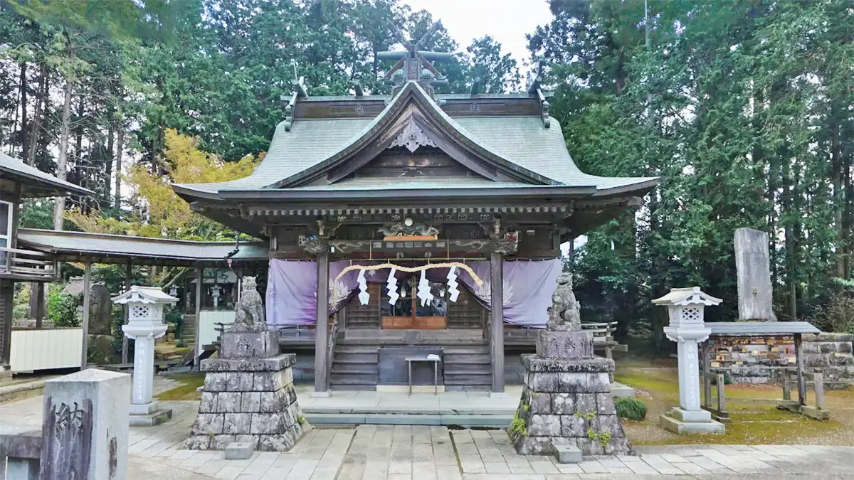 加波山三枝祇神社本宮の拝殿の景観写真