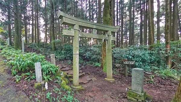 桜川市の加波山三枝祇神社本宮の鳥居の景観写真