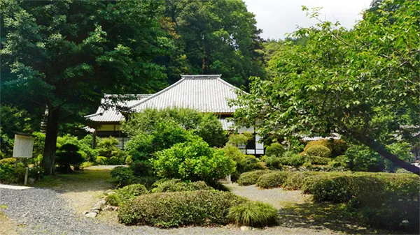 城里町の清音寺の本堂前の景観写真