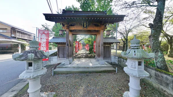 城里町の薬師寺の山門の景観写真