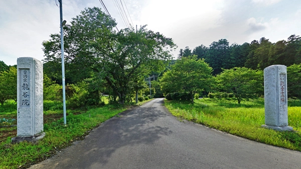 龍谷院の寺の門柱の景観写真