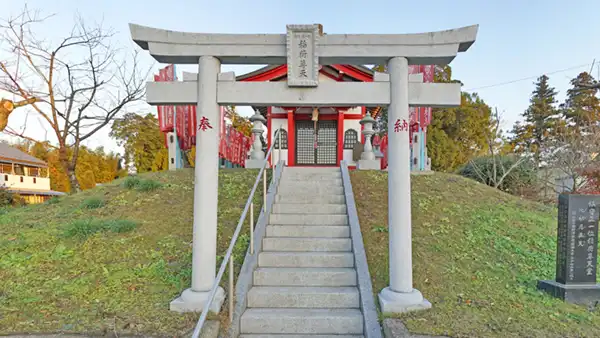 常陸大宮市稲荷山松吟禅寺の稲荷堂の鳥居の景観写真