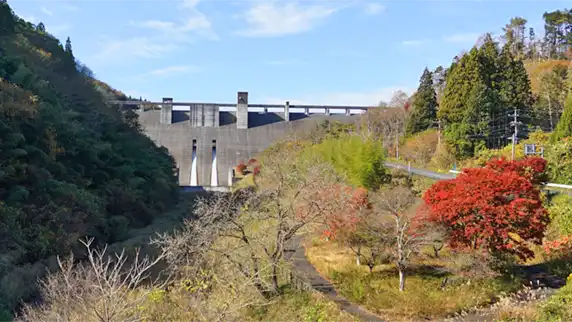 高萩市小山ダムの紅葉景観写真