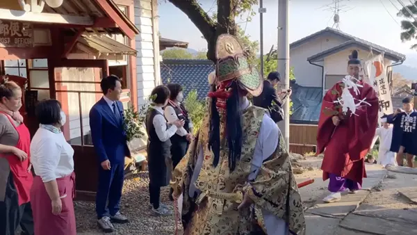 筑波山麓祭りのつくば道の御座替の神事の行列の景観写真