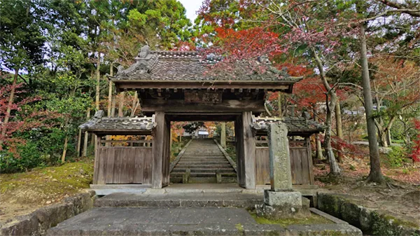 つくば市国松の性山寺の山門の景観写真