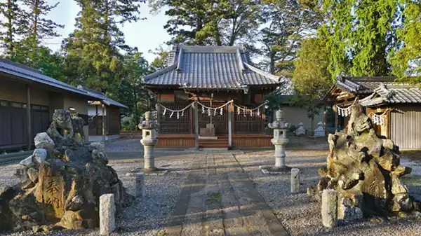 つくば市の吉沼八幡神社の獅子山と拝殿の景観写真