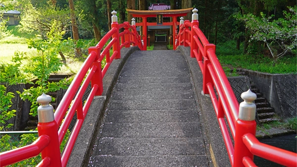 越方神社の太鼓橋と神社入口の景観