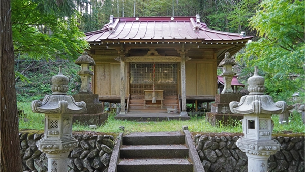 越方神社の拝殿前の景観写真とVRシーンリンク